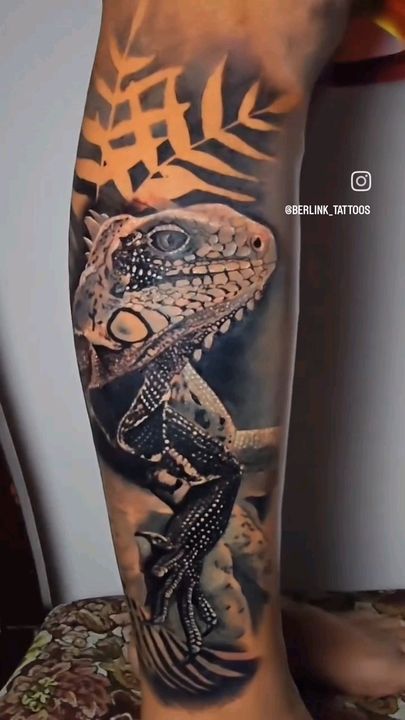 Tatuagem realista de iguana