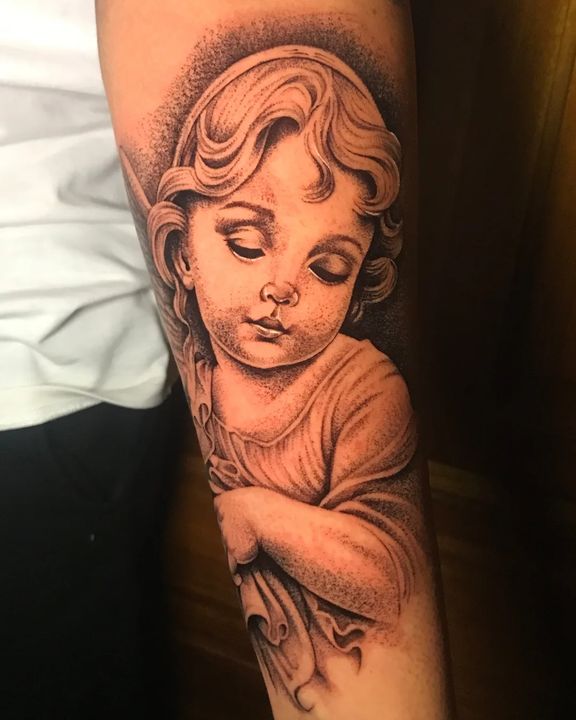 Tatuagem realista de estátua de anjo